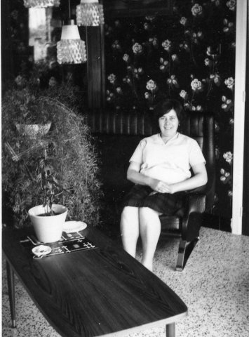 Georgina Stevens in de salon